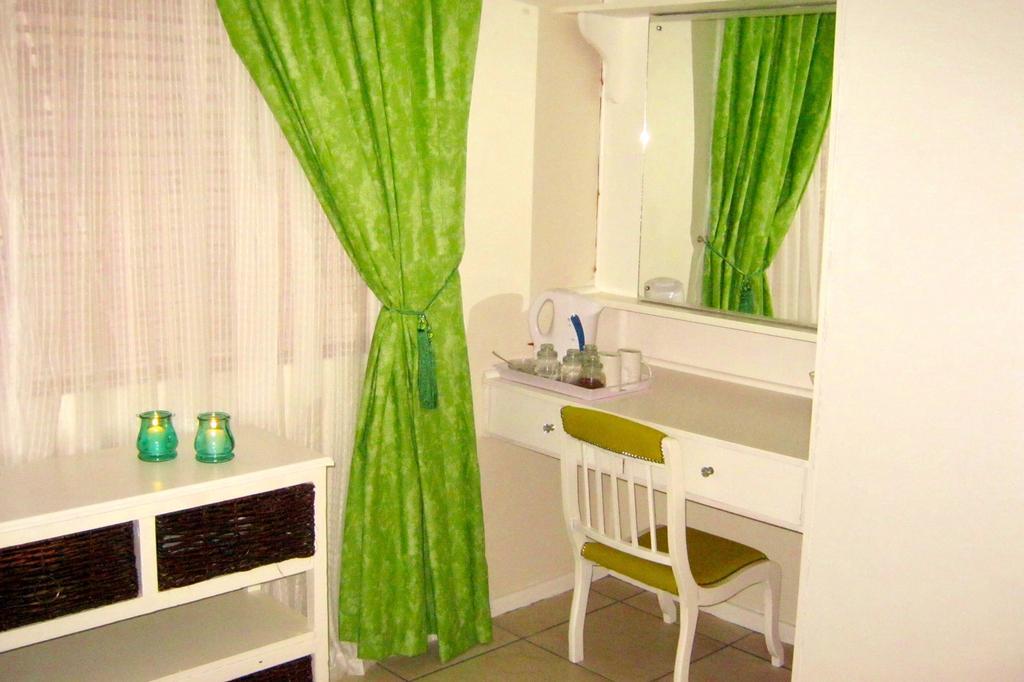 Ladismith Manor Hotel Bagian luar foto