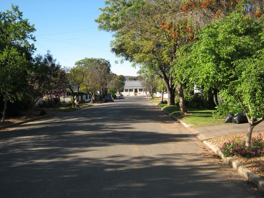 Ladismith Manor Hotel Bagian luar foto