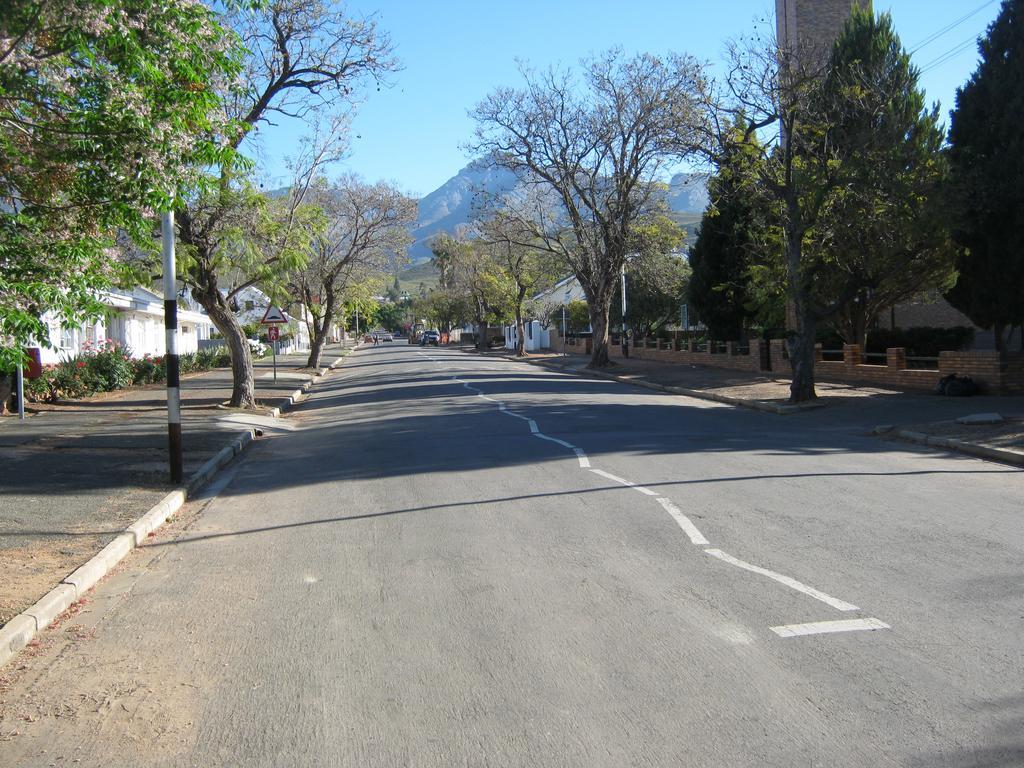 Ladismith Manor Hotel Bagian luar foto