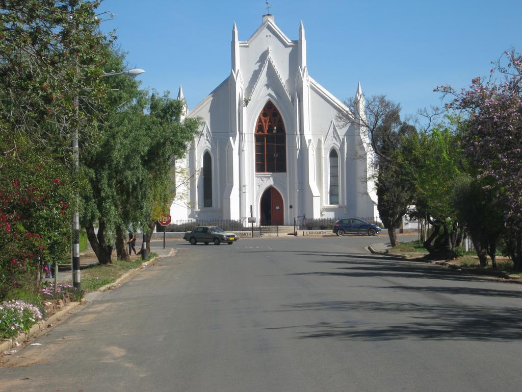 Ladismith Manor Hotel Bagian luar foto