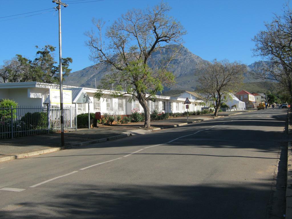 Ladismith Manor Hotel Bagian luar foto